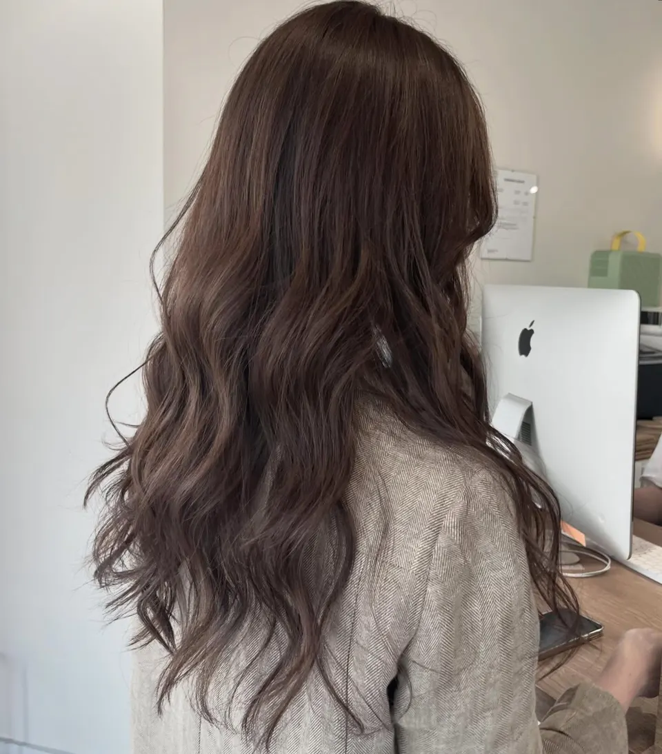 Ash brown long waves