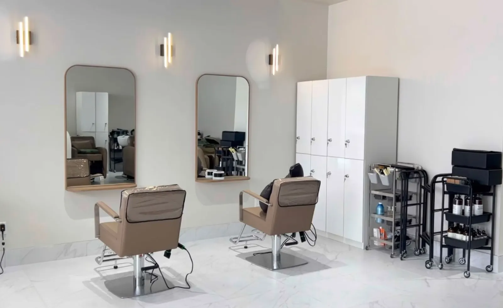 Bright styling stations with arched mirrors inside Salon de Damda