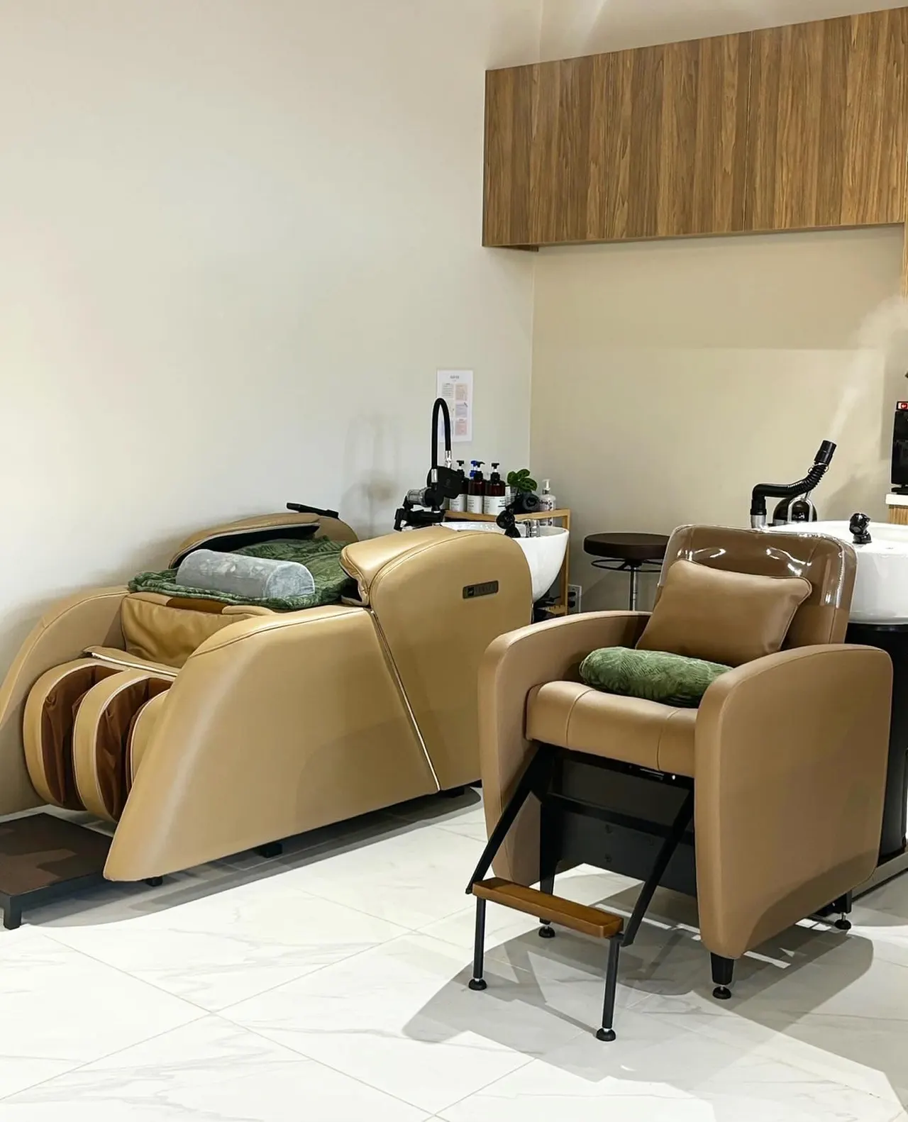Head spa room with massage shampoo beds at Salon de Damda